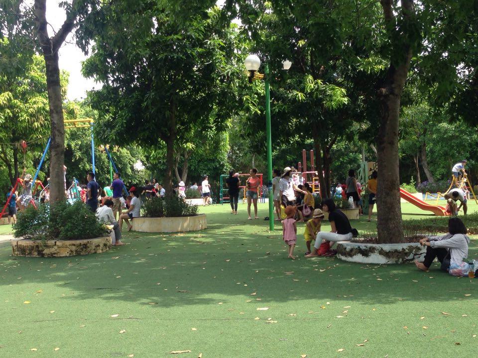 Vào các dịp nghỉ lễ như 2/9 hàng năm, nhiều công viên lớn trong nội thành Hà Nội như Cầu Giấy, Thủ Lệ, Thống Nhất... đều đón lượng khách lớn đến thăm quan. 