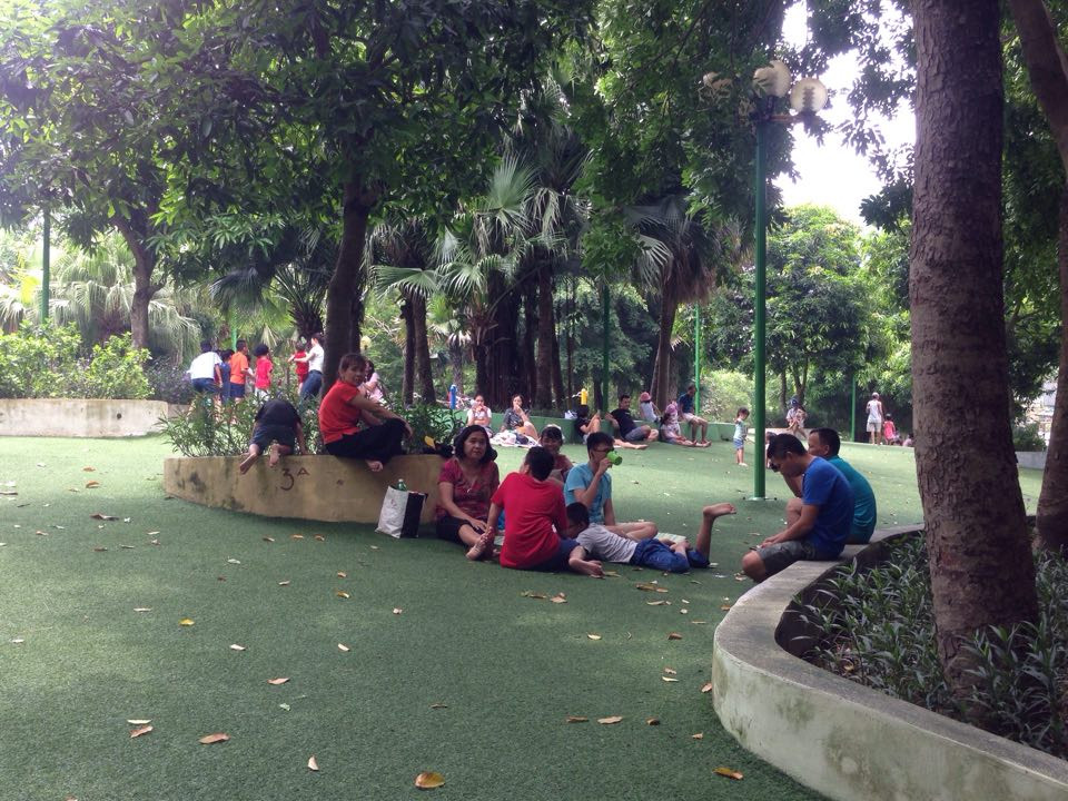 Ở dưới các tán cây có bóng mát đều chật kín người ngồi, nằm.
