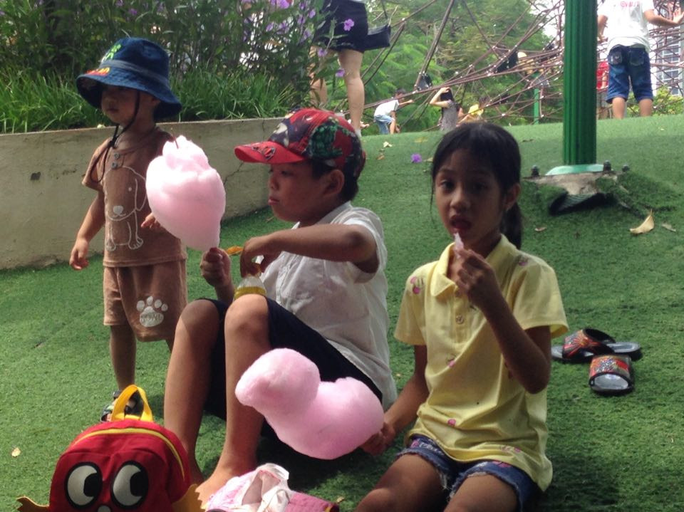 Khu vực bán thức ăn, nước uống trong khuôn viên công viên Cầu Giấy cũng đông nghẹt người.