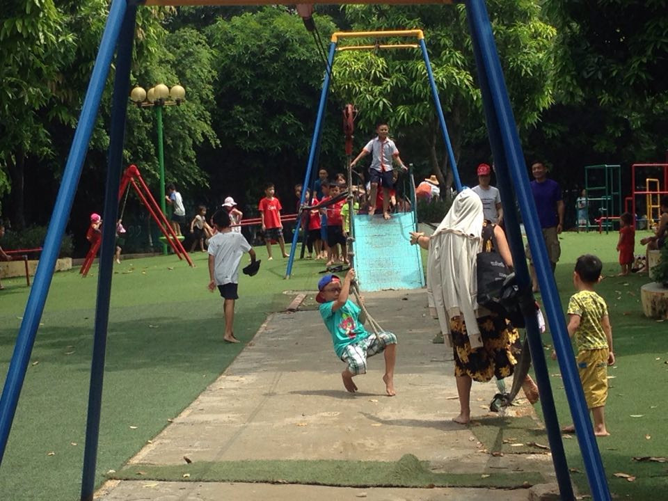 Lượng người đổ về chơi tại công viên càng lúc càng đông.