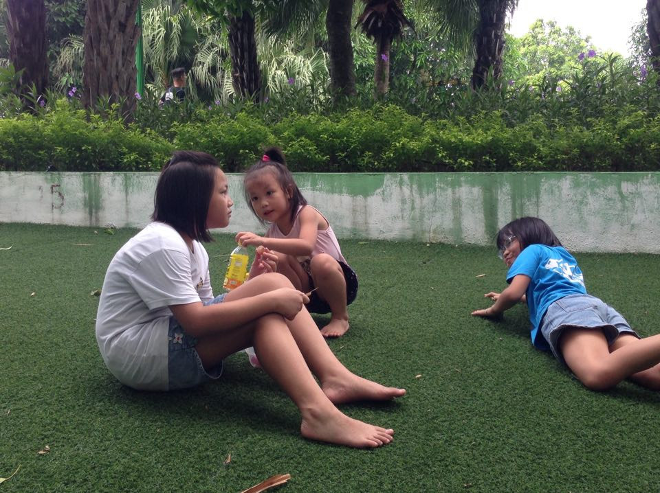 Nhiều em nhỏ tỏ ra thích thú khi được chơi tại khu vui chơi.