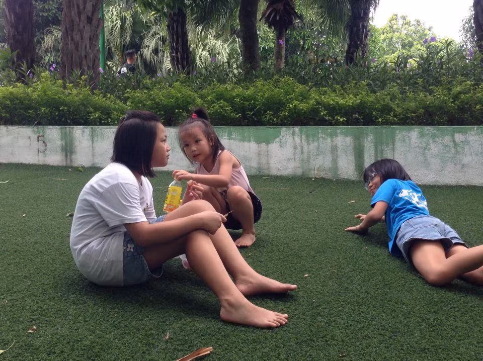 Nhiều em nhỏ tỏ ra thích thú khi được chơi tại khu vui chơi.