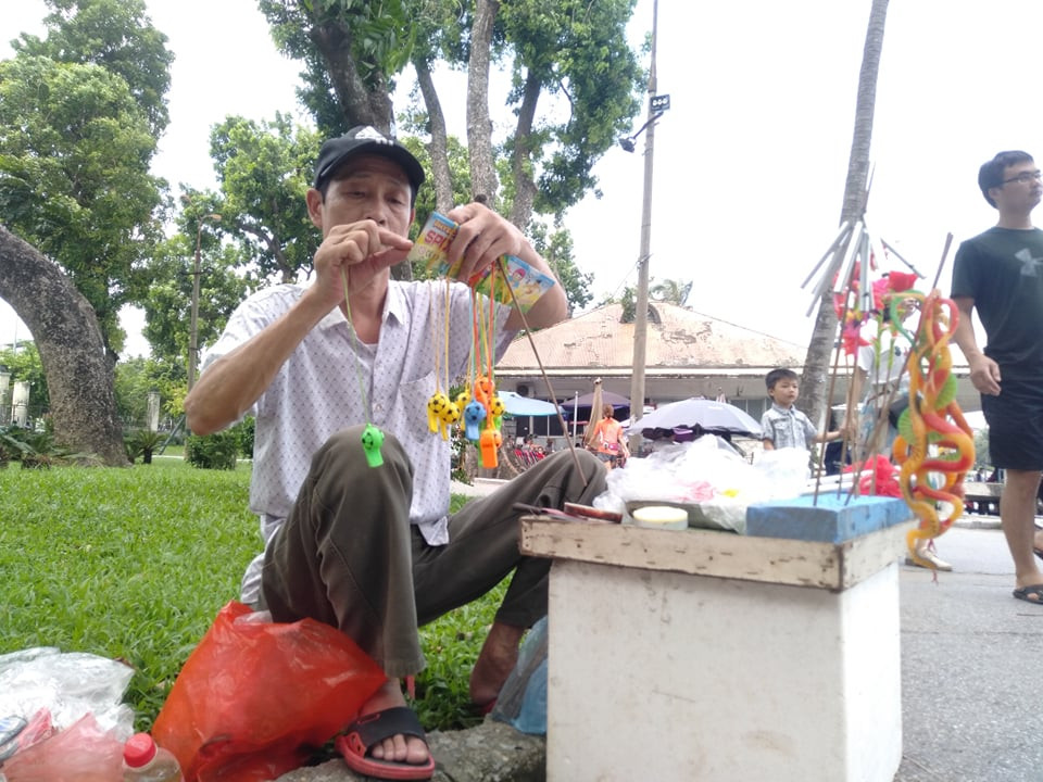 Các điểm bán đồ chơi được nhiều trẻ nhỏ tò mò, thích thú.