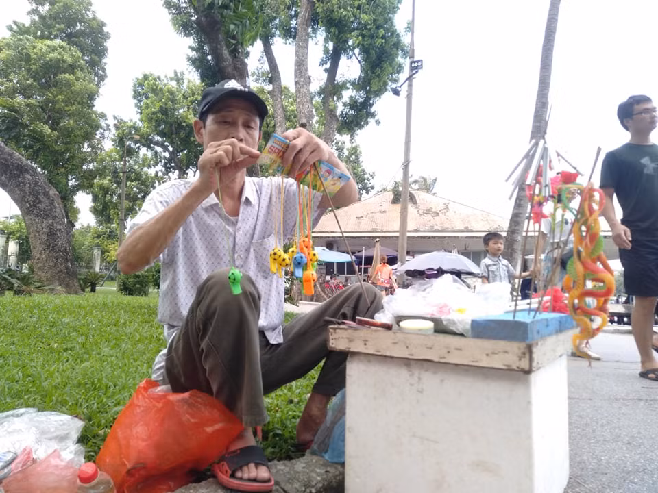 Các điểm bán đồ chơi được nhiều trẻ nhỏ tò mò, thích thú.