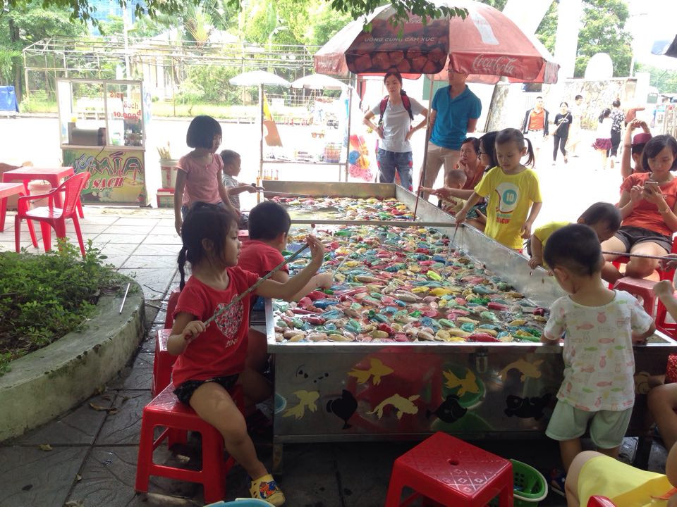 Các khu vực vui chơi như câu cá, tô tượng, đu quay,... luôn trong tình trạng đông khách.