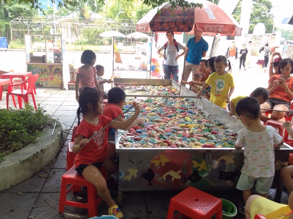 Các khu vực vui chơi như câu cá, tô tượng, đu quay,... luôn trong tình trạng đông khách.