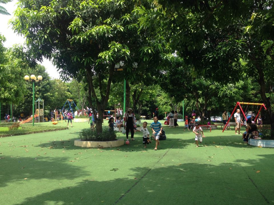 Chị Nguyễn Thu Giang (Trú tại Mỹ Đình 2, quận Nam Từ Liêm, Hà Nội) chia sẻ, "Gia đình tôi đến chơi tại công viên từ sáng, biết là vào các ngày nghỉ lễ các công viên sẽ rất đông người nhưng hôm nay mát trời, nên tôi đưa các con đến chơi đây để giải trí, giao lưu vui chơi cùng các bạn".