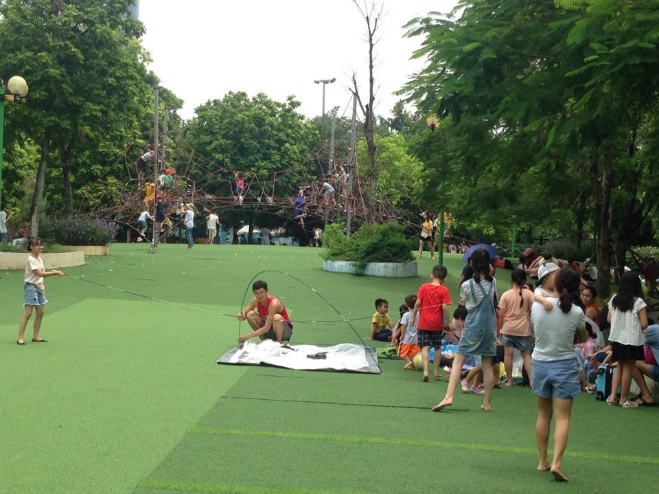 Các em nhỏ được phụ huynh tổ chức trò chơi, dựng lều trong công viên Cầu Giấy nhân dịp được nghỉ lễ Quốc khánh 2/9. 