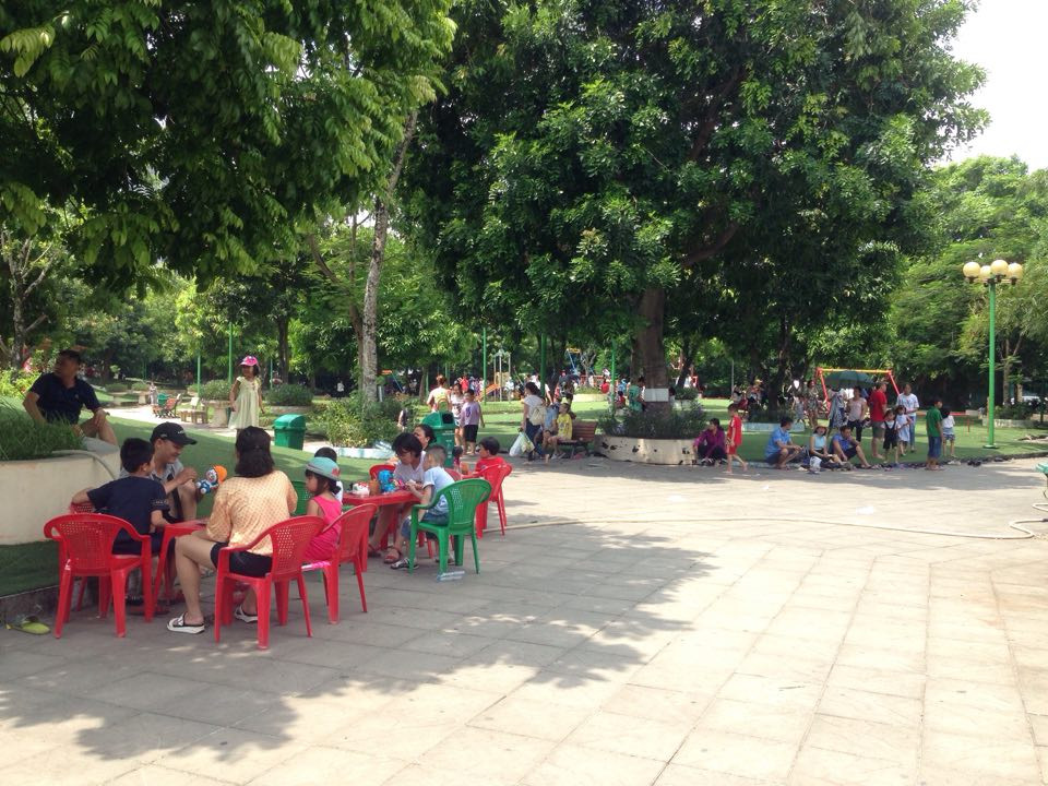 Ghi nhận của PV Kiến Thức trưa 2/9 tại công viên Cầu Giấy cho thấy lượng khách ghé đến đây rất đông. Đa số là phụ huynh và các em nhỏ.