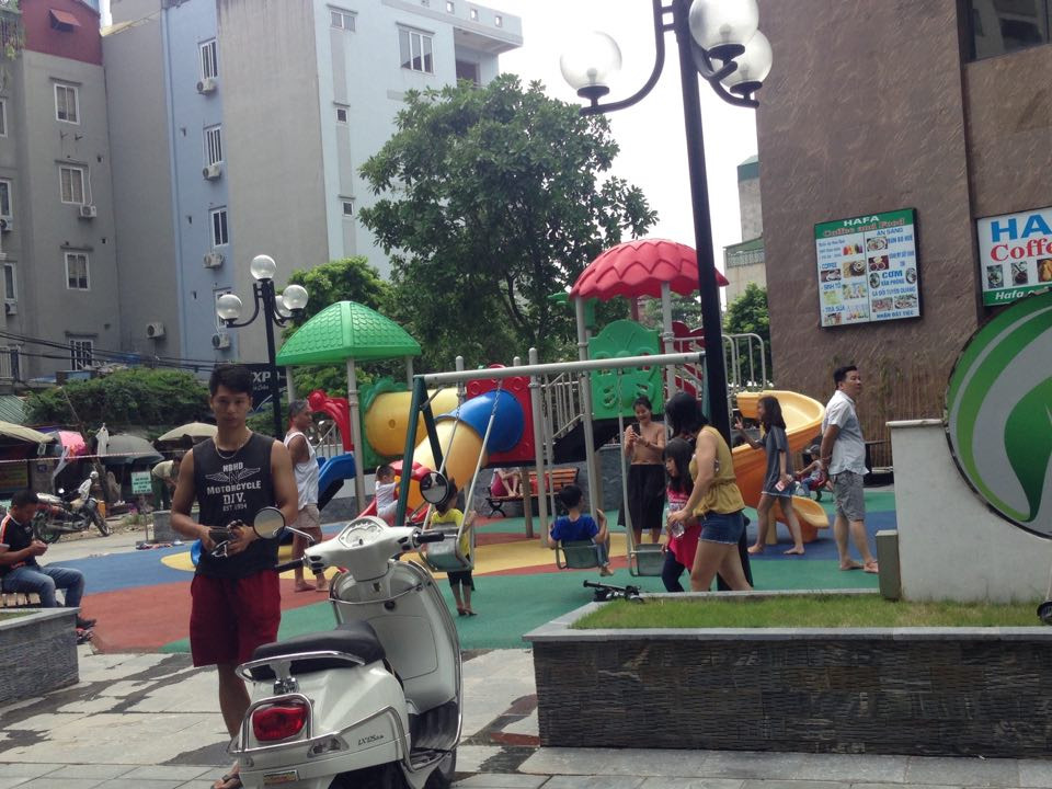 Ngoài việc đưa các con đi du lịch hoặc đến các công viên chơi, nhiều phụ huynh tranh thủ đưa các em nhỏ ra chơi ở khu vui chơi tại chung cư.