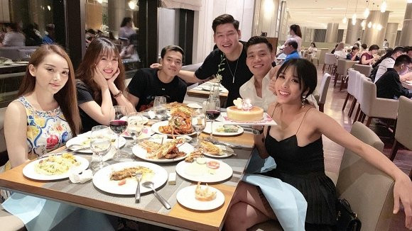 Buc anh hiem hoi Van Toan va ban gai xinh dep xuat hien cung mot khung hinh