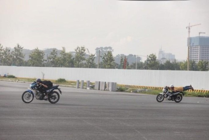 Lanh nguoi voi truong dua 'ban mang' o dai lo Vong cung