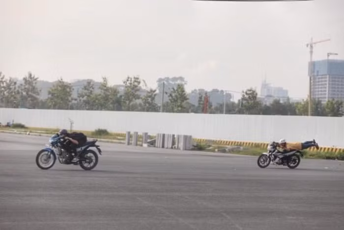 15 giờ chiều 22-9 (chủ nhật), vừa vào đại lộ Vòng cung chúng tôi ngỡ như lạc vào trường đua với những tiếng nẹt pô dồn dập của các quái xế rồ ga chạy bạt mạng.