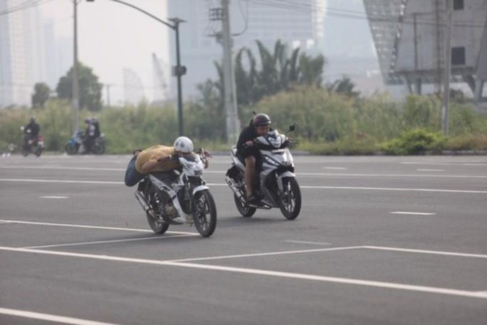 Người đi đường né dạt vì khiếp sợ