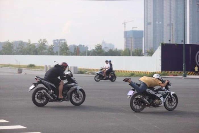 Các quái xế biểu diễn đủ trò nguy hiểm như nằm trên xe để được bay như chim, gác chân lên tay lái, dang chân ra hai bên khi chạy, chẳng khác nào đang bán mạng cho "thần tốc độ"