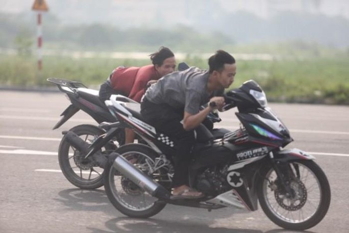 Kinh hoàng hơn, những thanh niên này để cả đầu trần khi vận tốc xe đang ở mức gần 100km/h