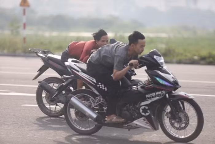 Kinh hoàng hơn, những thanh niên này để cả đầu trần khi vận tốc xe đang ở mức gần 100km/h