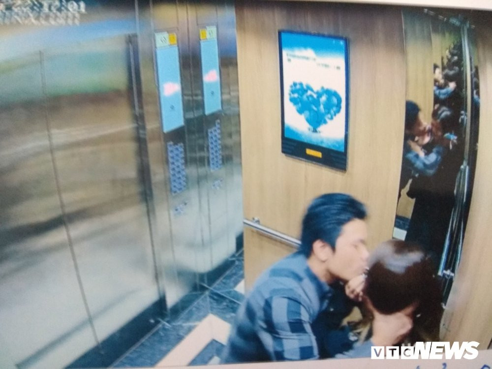 Khi thang máy mở cửa, cô gái đã giữ thang máy cho người đàn ông đi ra, tuy nhiên người này không ra. Sau đó, người đàn ông tiến đến xin số điện thoại của cô gái nhưng không được. Tiếp đó, người này dồn cô gái vào góc thang máy và có hành động cưỡng hôn nhưng bị chống trả quyết liệt. Sự việc chỉ dừng lại khi thang máy mở cửa tại nơi ở của cô gái, cô gái vội vàng thoát khỏi người đàn ông.