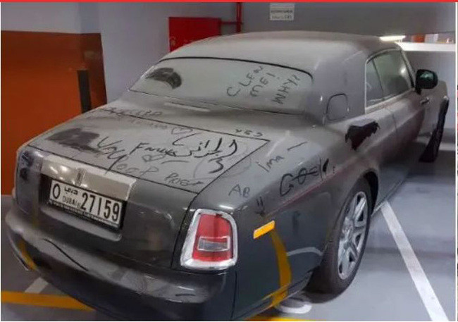 Một trong những mẫu xe đắt nhất bị bỏ hoang đến từ thương hiệu Rolls Royce, Phantom. Đây là một chiếc Rolls Royce Phantom đã bị bỏ mặc thời gian dài trong tầng hầm một căn hộ ở Dubai.