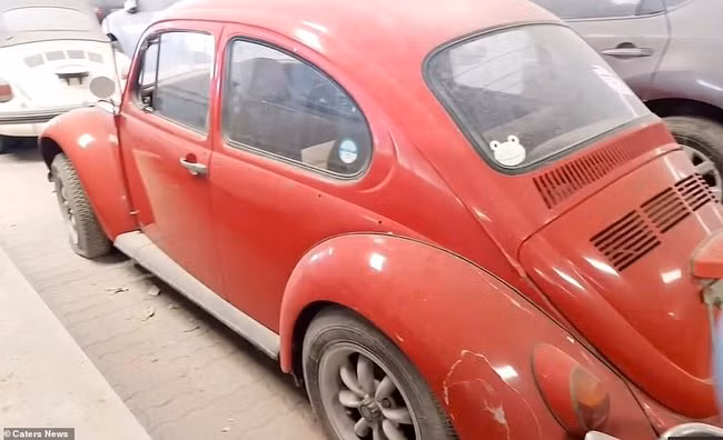Một chiếc Volkswagen Beetle màu đỏ được coi là siêu xe của Đức được bỏ hoang tại bãi xe phục vụ khách hàng vùng Vịnh.