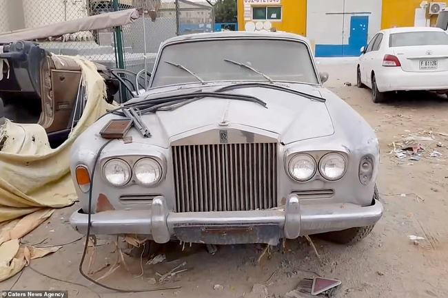 Nhiều chiếc xe trong tình trạng cũ nát, nhưng một số vẫn được bảo quản tốt, đủ để cung cấp các bộ phận cho những người mua thông thái. Một chiếc Rolls Royce chứa đầy rác trên nắp ca-pô của nó.