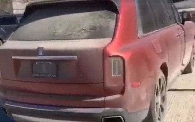 Rolls Royce Cullinan là mẫu xe hoàn toàn mới của thương hiệu đến từ Anh quốc nhưng cũng đã bị bỏ hoang hơn 1 năm mà không ai nhận.