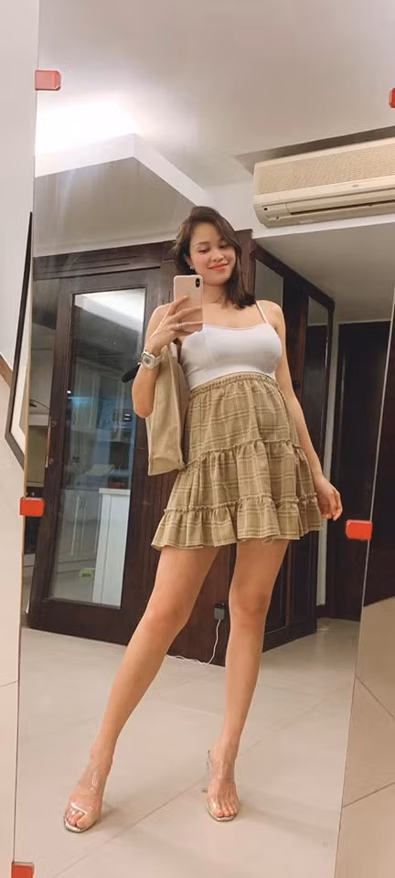 Nữ MC 'hút mắt' người nhìn khi diện set đồ khá gợi cảm là áo hai dây và chân váy ngắn, và dù bụng bầu đã vượt mặt nhưng Phương Mai vẫn không ngại mang đôi giày sandals cao gót. Đây cũng không phải lần đầu tiên Phương Mai gây bất ngờ với mọi người khi thoải mái đi giày cao gót dù đang mang thai, trước đó người đẹp từng cho biết mình chỉ mang giày cao gót chỉ để chụp ảnh cho đẹp chứ không phải hay mang thường xuyên nên mọi người không cần quá lo lắng.