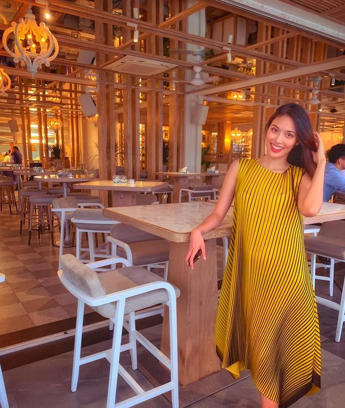 Chỉ còn hơn 1 tháng nữa là lâm bồn nên những ngày gần đây Lan Khuê cũng đã chia sẻ tâm trạng háo hức của mình khi chuẩn bị đồ đạc cho con trai sắp chào đời. Ngoài ra cô còn không quên mang đến sự ghen tỵ cho các chị em khi luôn được ông xã thương yêu cưng chiều hết mực và không ngại đưa cô sang nước ngoài du lịch để tâm trạng thoải mái. *) Title do Kiến Thức biên tập lại