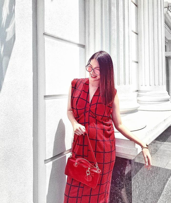 Cũng là một trong những 'mẹ bầu' hot nhất nhì làng giải trí Việt thời điểm hiện tại, mới đây trên trang cá nhân của mình siêu mẫu Lan Khuê cũng đã thu hút sự quan tâm và chú ý của nhiều người khi khoe ảnh diện cây hàng hiệu tông đỏ nổi bật kèm thông báo đã chính thức bước sang tuần đầu tiên của tháng thứ 8 trong thai kỳ. Nữ siêu mẫu hút mắt người xem khiến ai cũng phải xuýt xoa khen ngợi vì quá sang chảnh