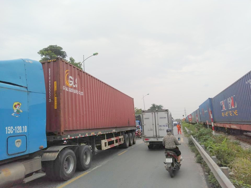 Trao đổi với PV, một cán bộ cảnh sát giao đội 8 TP Hà Nội cho biết, "hiện chúng tôi đang điều tiết cũng như phối hợp để thi thể nạn nhân ra".