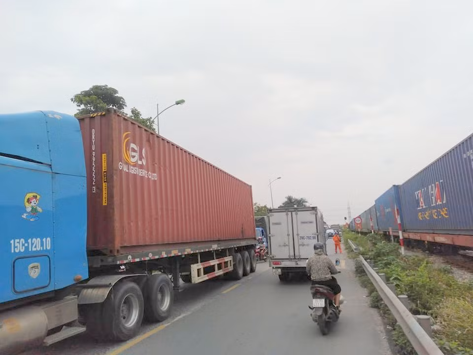 Trao đổi với PV, một cán bộ cảnh sát giao đội 8 TP Hà Nội cho biết, "hiện chúng tôi đang điều tiết cũng như phối hợp để thi thể nạn nhân ra".