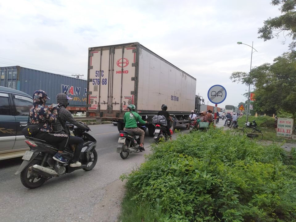 Nhận được thông tin vụ việc, lực lượng chức năng đã nhanh chóng đến hiện trường phân luồng giao thông, điều tra nguyên nhân vụ người đàn ông bị tàu đâm tử vong.