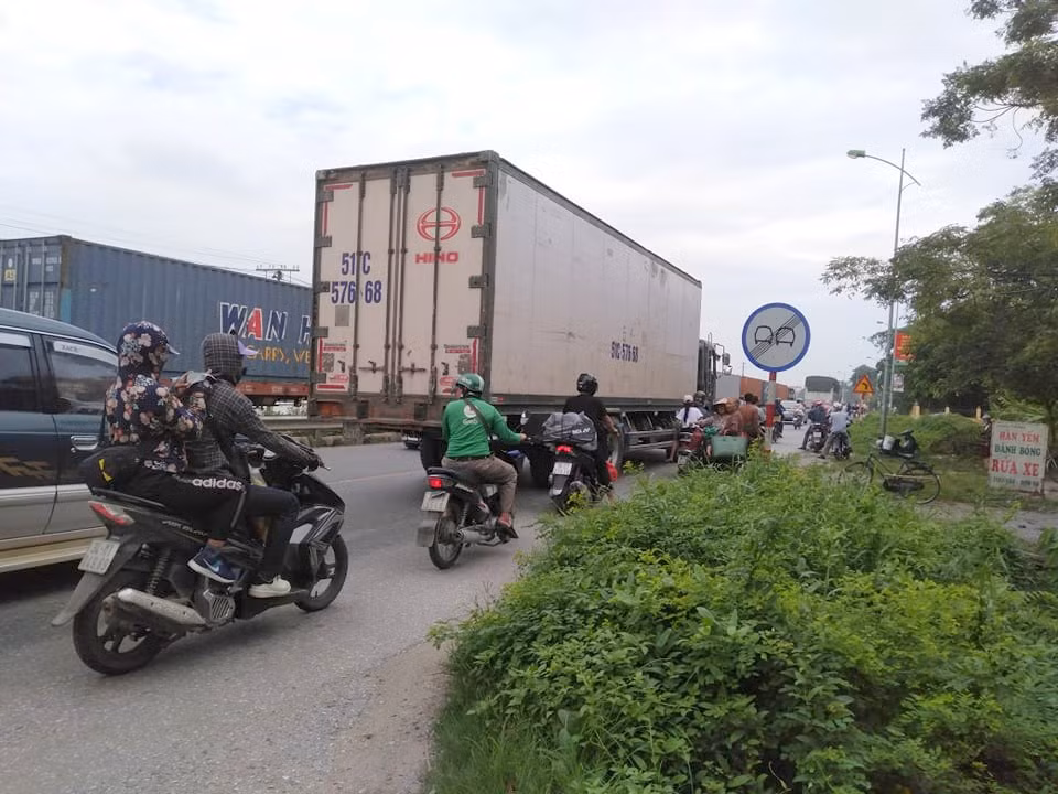 Nhận được thông tin vụ việc, lực lượng chức năng đã nhanh chóng đến hiện trường phân luồng giao thông, điều tra nguyên nhân vụ người đàn ông bị tàu đâm tử vong.