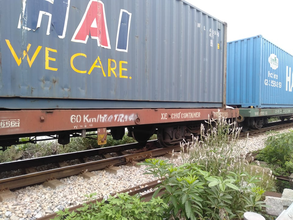 Vụ tai nạn đã khiến phương tiện giao thông lưu thông qua nơi đây bị tắc cục bộ. 