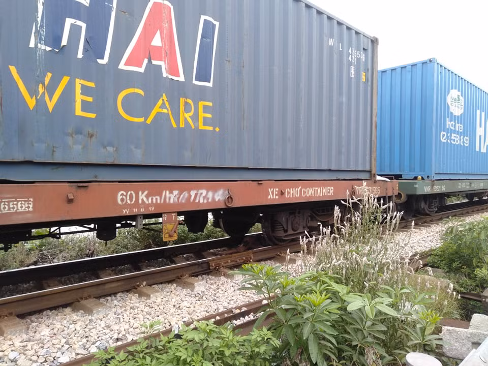 Vụ tai nạn đã khiến phương tiện giao thông lưu thông qua nơi đây bị tắc cục bộ. 