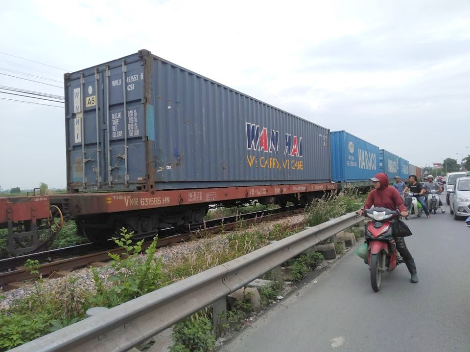 Nhiều người tò mò dừng xe bên đường xem và kinh hãi khi thấy thi thể người đàn ông bị tàu đâm biến dạng.