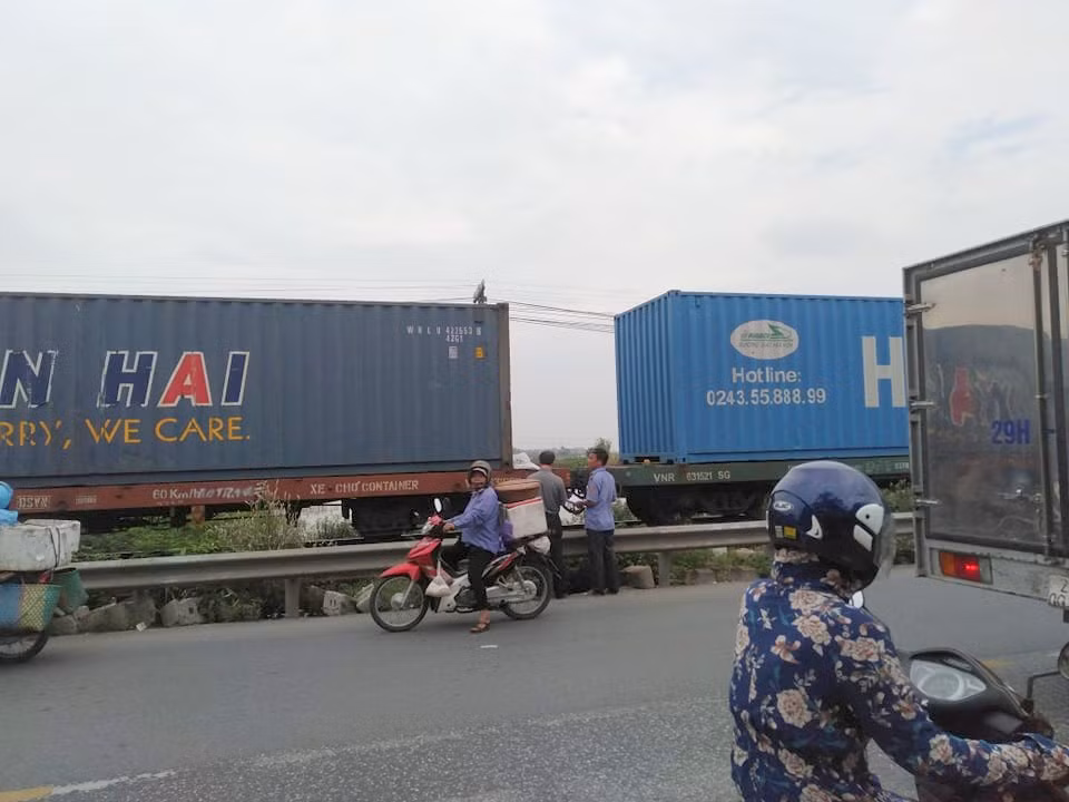 Theo người dân cho biết, vào khoảng 8h cùng ngày đã phát hiện người đàn ông này ở địa điểm trên và đã đuổi đi. Tuy nhiên, đến 11h cùng ngày thì người dân phát hiện xảy ra tai nạn.