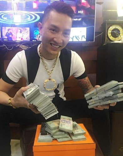 Trong những clip livestream của mình, ngoài việc khoe tiền, khoe nhà, xe và có nhiều đàn em xăm trổ, Huấn "hoa hồng" thường xuyên xuất hiện cùng với những đối tượng như Quang "Rambo", Khá "bảnh"...