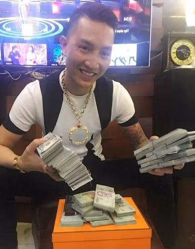 Trong những clip livestream của mình, ngoài việc khoe tiền, khoe nhà, xe và có nhiều đàn em xăm trổ, Huấn "hoa hồng" thường xuyên xuất hiện cùng với những đối tượng như Quang "Rambo", Khá "bảnh"...