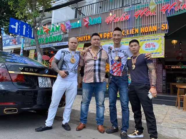 Huấn "hoa hồng" không ngại khoe mối quan hệ với những người mà đối tượng cho là thân thiết, được gọi là anh em xã hội vì ngoài tình cảm các đối tượng có liên quan, hỗ trợ trong công việc làm ăn của nhau.