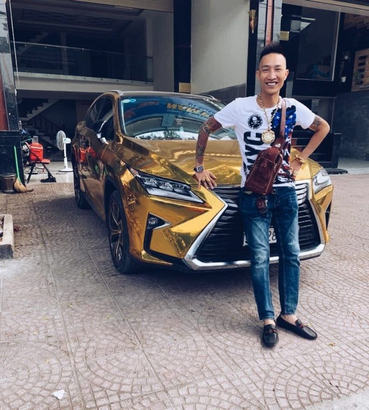 Ngoài khoe quan hệ, Huấn "hoa hồng" còn thường xuyên khoe xe ô tô tiền tỷ mà đối tượng mua được từ hoạt động tín dụng của mình.