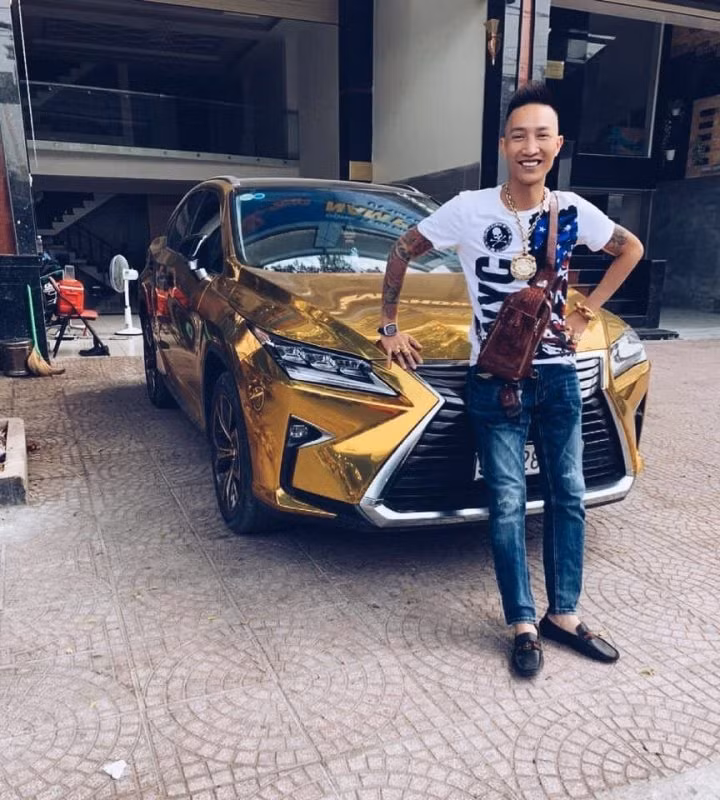 Ngoài khoe quan hệ, Huấn "hoa hồng" còn thường xuyên khoe xe ô tô tiền tỷ mà đối tượng mua được từ hoạt động tín dụng của mình.