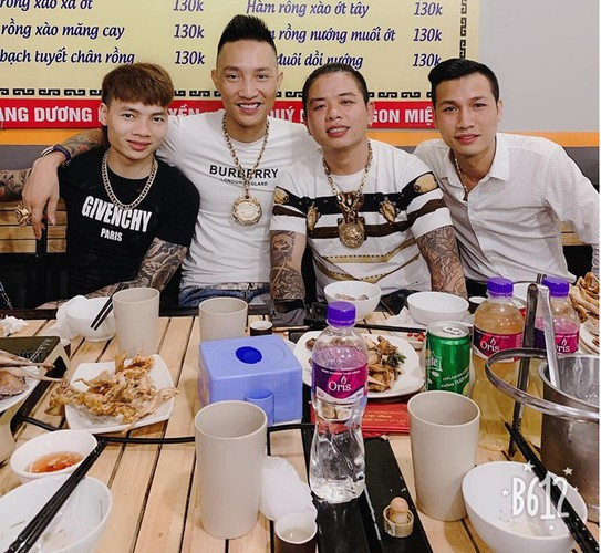 Một giang hồ mạng khác nằm trong danh sách thân thiết của Huấn "hoa hồng" là Dương Minh Tuyền. Những đối tượng này thường xuyên xuất hiện cùng nhau ở các buổi nhậu nhẹt, bay nhảy, ăn chơi...