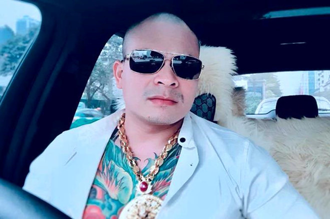 Trước khi bị công an bắt, Quang "Rambo" thường xuyên vào Sài Gòn và ở lại nhà của Huấn "hoa hồng". 2 gã giang hồ mạng này còn công khai livestream bàn bạc các kế hoạch làm ăn phi pháp với nhau như mở casino...