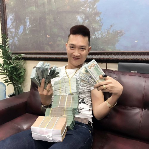 Mới đây, Bùi Xuân Huấn (tức Huấn "hoa hồng" sinh năm 1984, quê Yên Bái) nổi tiếng với danh "giang hồ mạng" đã bị cơ quan chức năng quận Bình Thạnh (TP HCM) đưa đi cai nghiện bắt buộc sau khi đối tượng bị bắt quả tang đang thác loạn tại 1 tụ điểm ăn chơi.