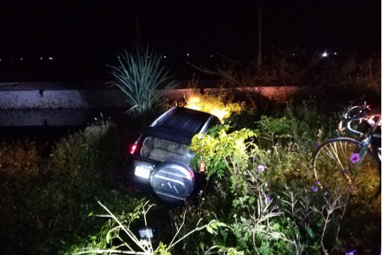 Xe o to 7 cho lao xuong muong, tai xe tu vong