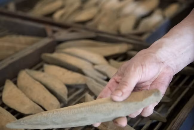 Sau quá trình này, lớp ngoài được phun Koji - một loại mốc, thành phần quan trọng trong ẩm thực Nhật Bản. Nó được nuôi cấy trên hạt gạo, đậu nành, hạt lúa mì, hoặc đậu nành như chất mồi cho quá trình lên men.