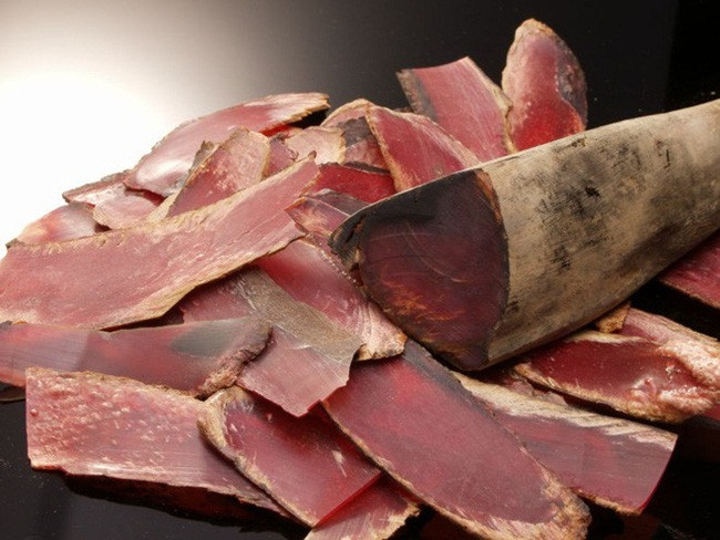 Có nhiều cách khác nhau để sản xuất nhưng theo cách truyền thống thì con cá được cắt thành 4 phần và ninh trong vài tiếng sau đó được gỡ xương.