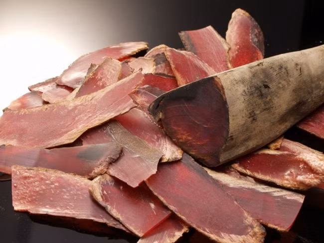 Có nhiều cách khác nhau để sản xuất nhưng theo cách truyền thống thì con cá được cắt thành 4 phần và ninh trong vài tiếng sau đó được gỡ xương.