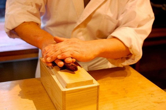 Thành phần Koji quan trọng vì nó giúp tăng tốc độ hút ẩm, phân hủy chất béo chuyển chất béo thành axit béo hòa tan làm tăng vị ngon và mùi thơm.